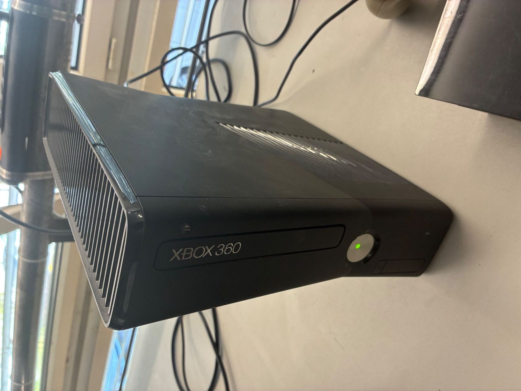 Consoles: Xbox 360 Konsole mit 10 Spielen – D'occasion à Dübendorf par sdbu-frappant