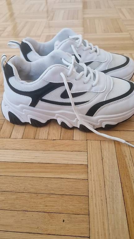 Scarpe da donna: Turnschuhe Grösse 37 (gebraucht) – Usato da Hombrechtikon venduto da 4ms 4