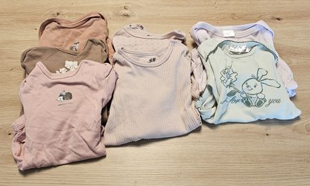 7x Bodys Grösse 80