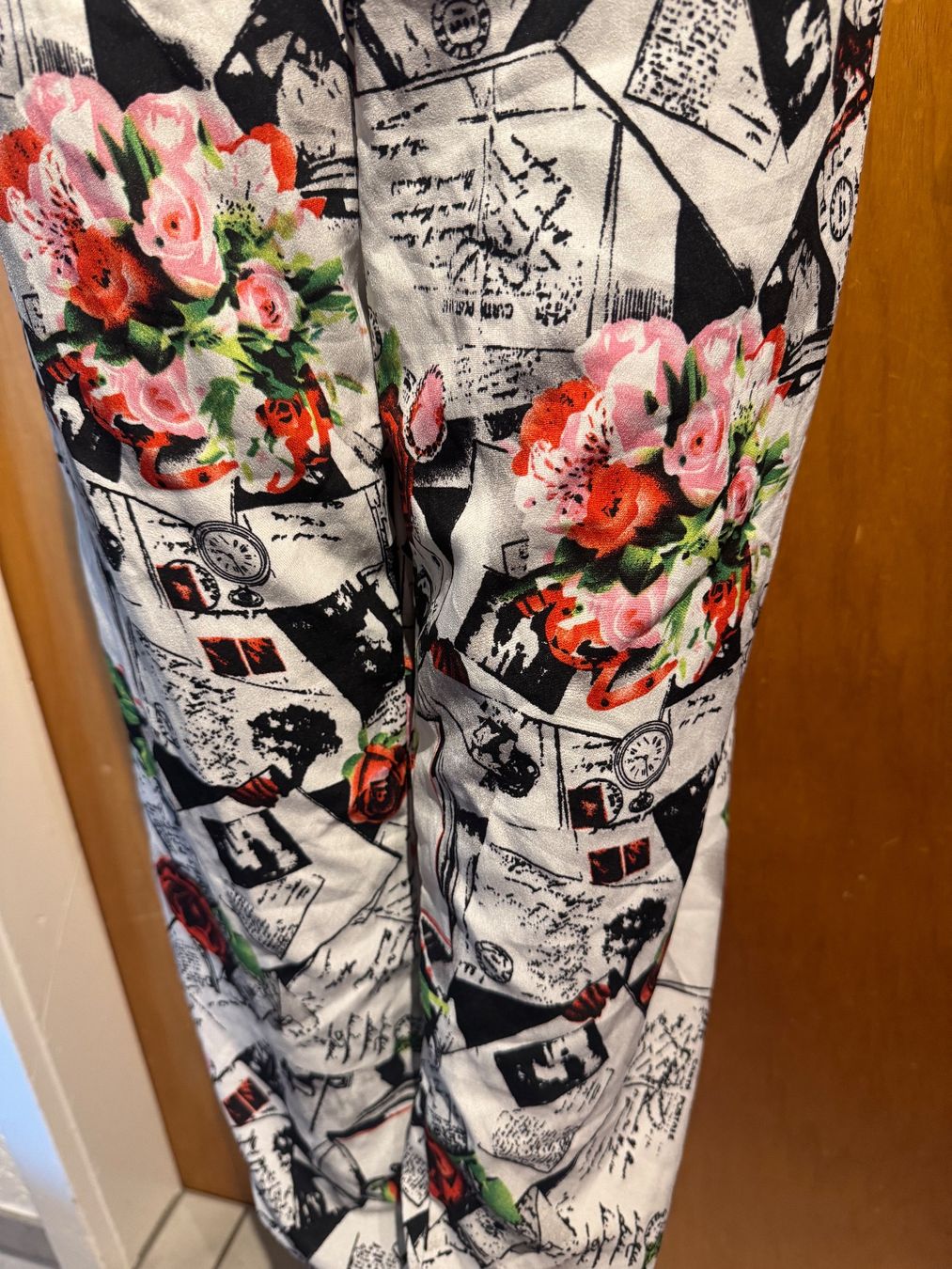 Pantaloni: Damen Sommerhose mit Rosenmuster M – Usato da Frenkendorf venduto da Style365 2
