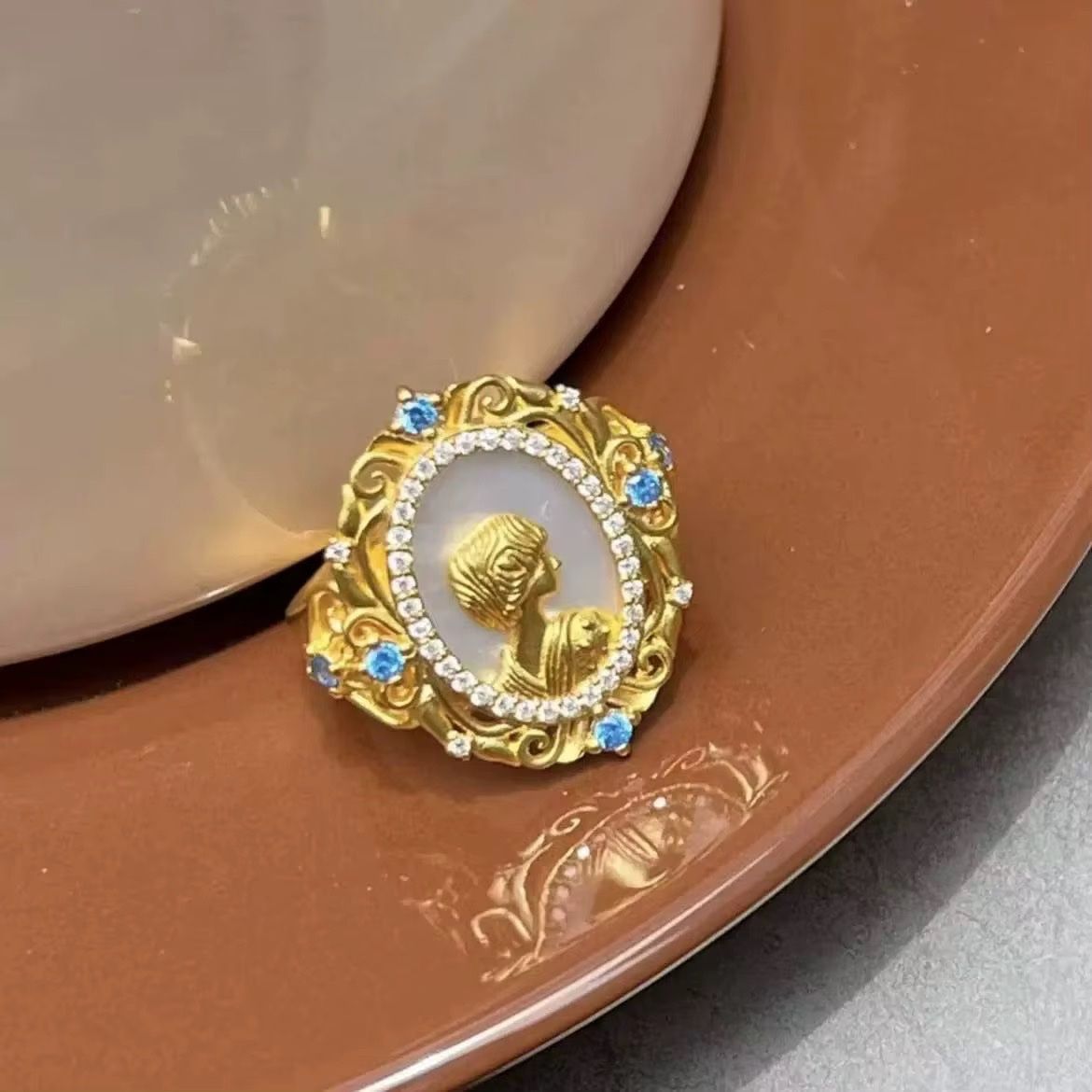 Altri gioielli: Ensemble bijoux camé nacré et perles – Nuovo e nell'imballaggio originale da St-Maurice venduto da Sandrinette123 1