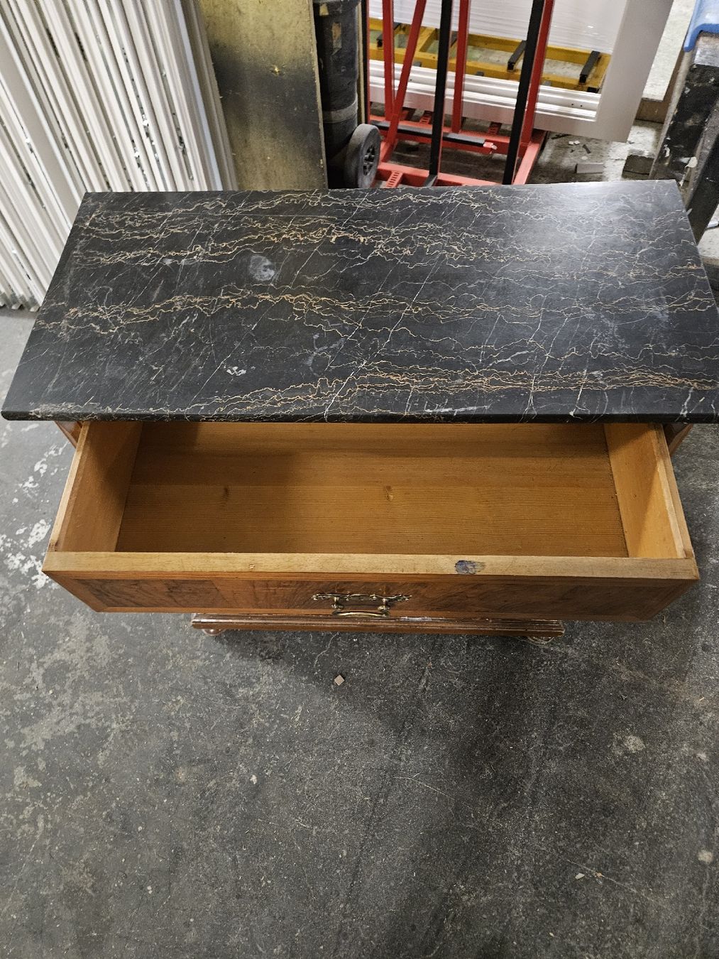 Cassettiere: Antiker Schrank Nussbaum Marmorplatte – Usato da Rorschach venduto da TimelessTrading 2