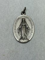 Älterer Madonnen-Anhänger aus Metall