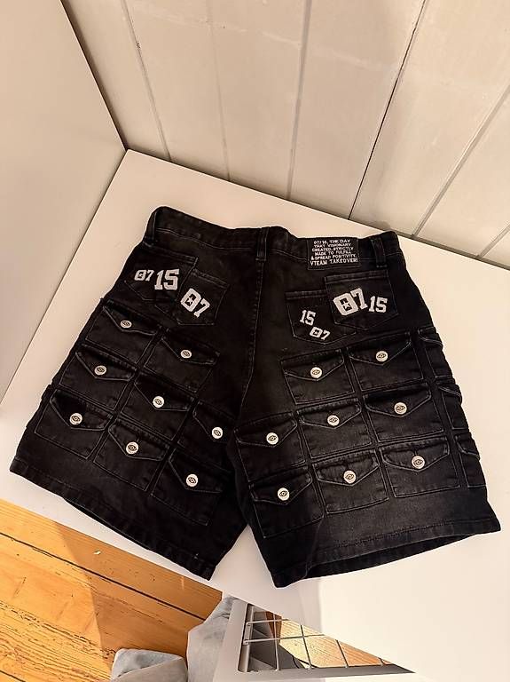 Pantalons: Schwarz Multi Packets Shorts  – D'occasion à Safnern par Avalona_07 1