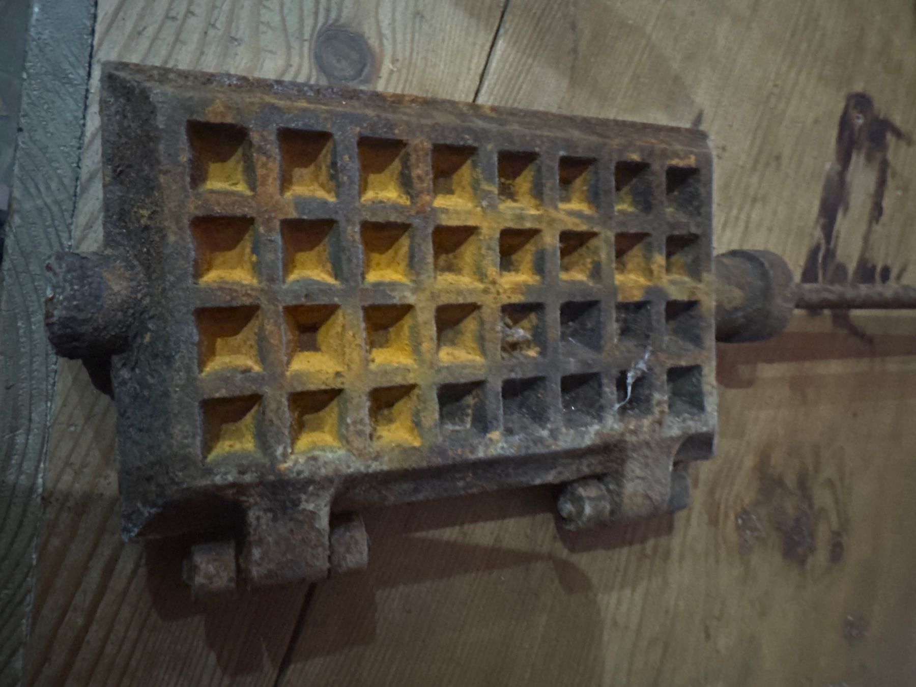 Teglie da forno: Gaufrier ancien en fonte – Usato da Lajoux JU venduto da Briard0 4