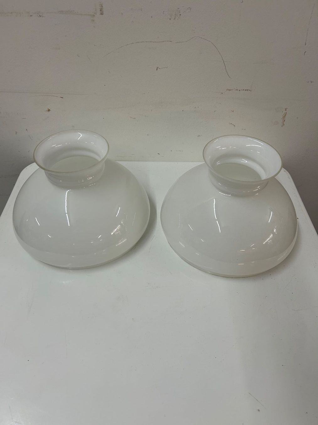 Paralumi: antike Glaslampenschirme / Petrollampe Glas weiss – Usato da Zürich venduto da Levelart