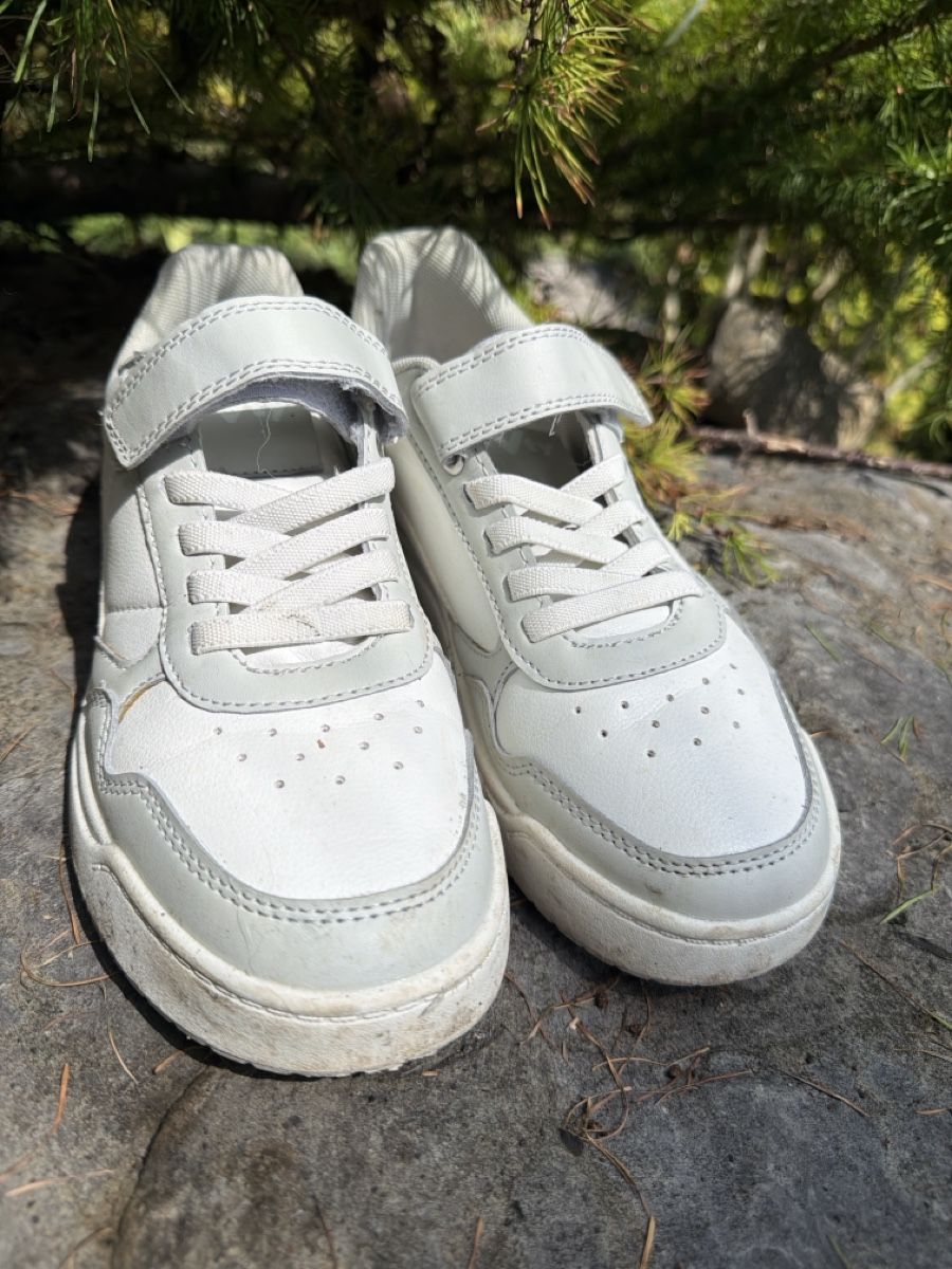 Chaussures garçon: Kinder Sneaker weiss Grösse 37 – D'occasion à Brunnen par Nessi... 1
