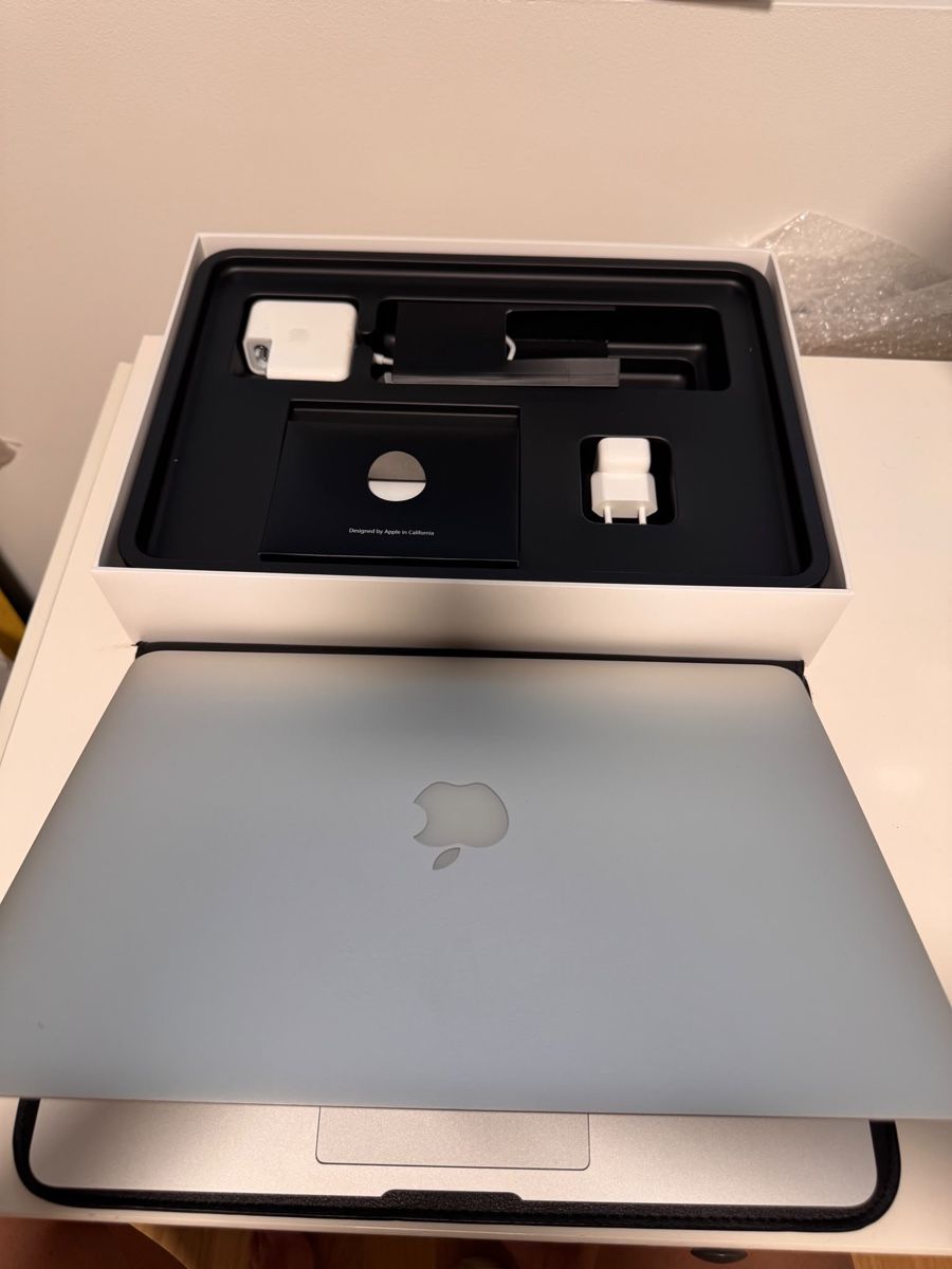 Apple Notebooks: MacBook Air 13, 256GB, inkl. Hülle & Magic Mouse – Gebraucht aus Brüttisellen von xe_m 1