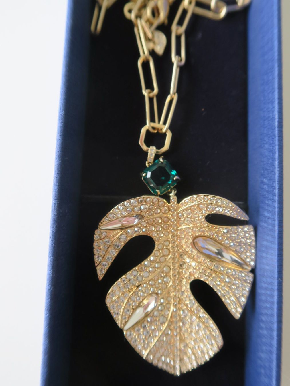 Swarovski Colliers: Collier Swarovski - Tropical Leaf – Neuf avec emballage d'origine à Neyruz FR par Sourimousse