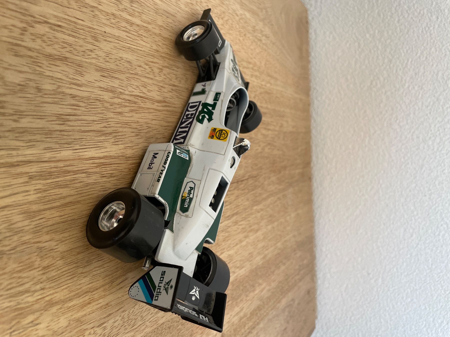 Bburago Modellautos: Formel 1 Auto Modell weiss Gebrauchsspuren – Gebraucht aus Dottikon von Wolf83 1