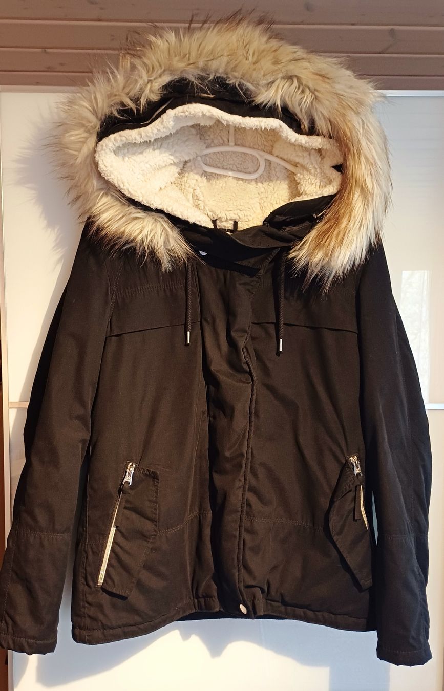 Giacche: Q/S Winterjacke mit Fellkapuze. – Usato da Volketswil venduto da Anzaru