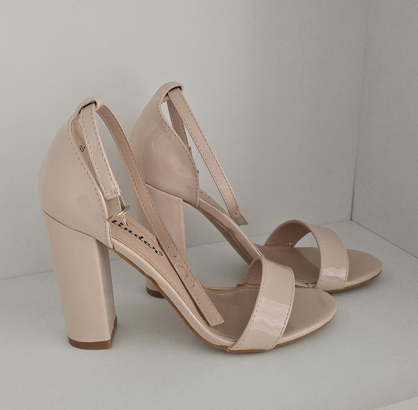 Scarpe da donna: Sandaletten Vlinder beige Blockabsatz  – Nuovo e nell'imballaggio originale da Luzern venduto da Kethi_kris1705