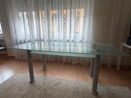 Eleganter Esstisch aus Glas