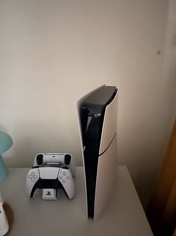Konsolen: Playstation 5 Slim mit zwei Contollern und Ladestation – Gebraucht aus Männedorf von abd_9kpt