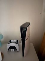 Playstation 5 Slim mit zwei Contollern und Ladestation