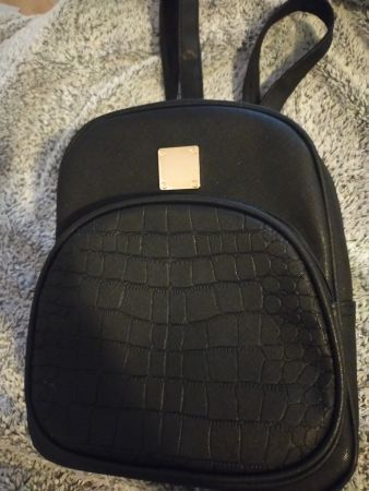 Schöner, kleiner, schwarzer Rucksack im Kroko-Look👜