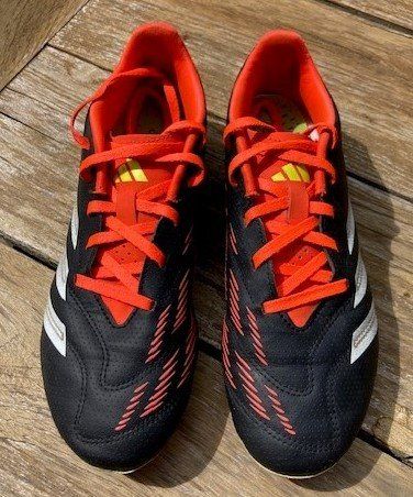 Adidas Schuhe für Jungen: adidas Predator schwarz/orange in Grösse 40 – Gebraucht aus Ried-Brig von Agesolo
