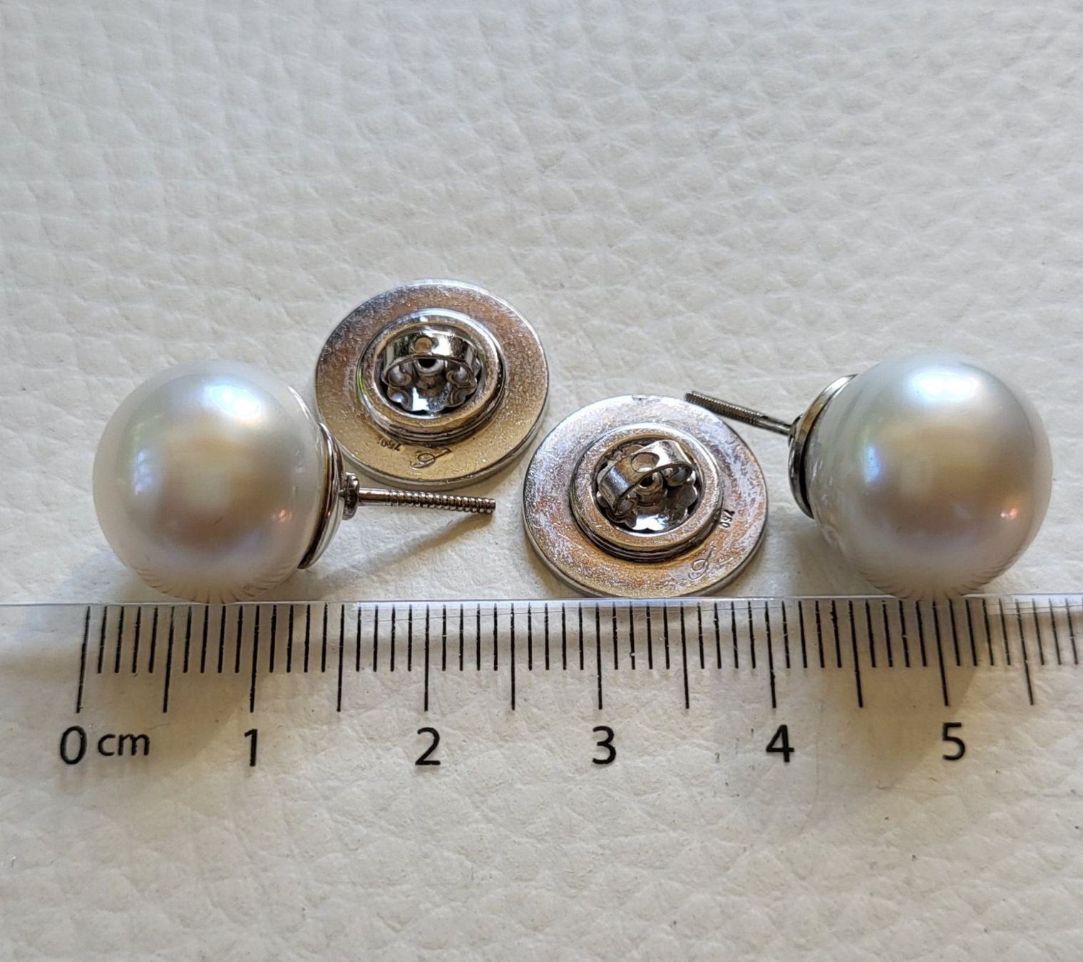 Ohrringe & -stecker: Gold 750 Massiv Perlen Ohrstecker 18 Karat – Gebraucht aus Wald ZH von Dasilver