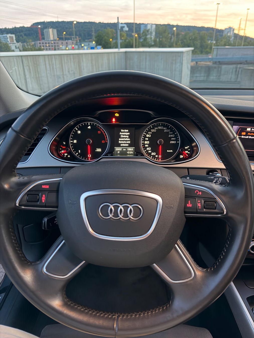 Audi Automobili: Audi A4 Avant grau, 2.0 TDI Multitronic Ambiente – Usato da Zürich venduto da fotopixel 4