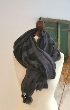 Eleganter Wollschal von HIGH