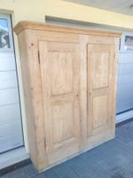 Holzschrank