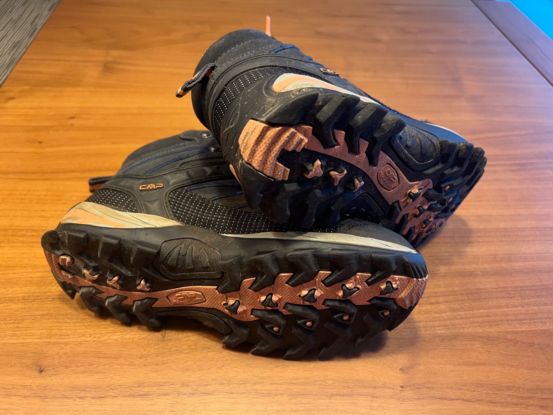 Scarpe per ragazzi: Wanderschuhe in der Gr. 37 – Usato da Stäfa venduto da Gugliotta 1