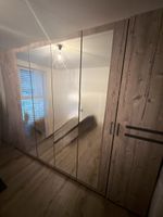 Kleiderschrank mit Spiegeltüren in Holzoptik