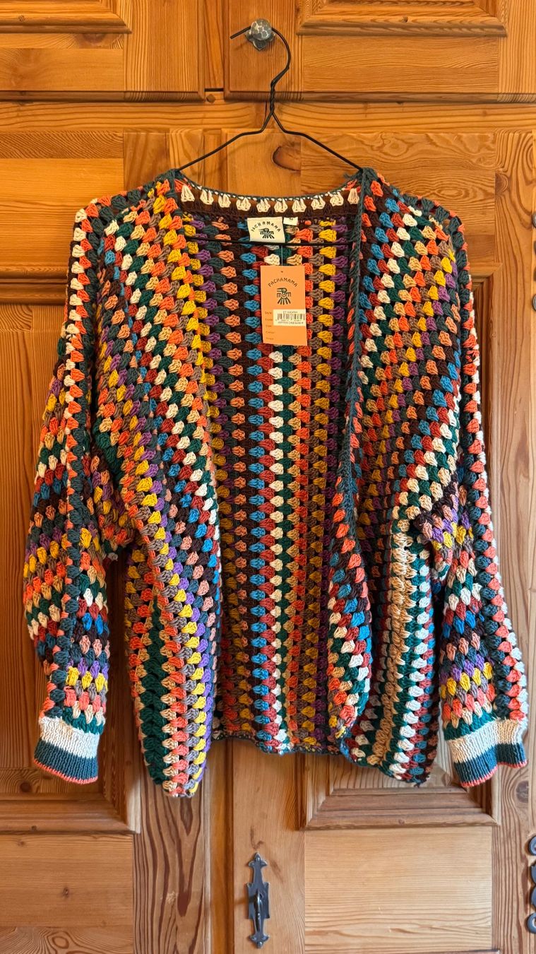 Giacche: Handgehäkelte Jacke, neu mit Etikett – Nuovo e nell'imballaggio originale da La Punt Chamues-ch venduto da Mausibeinli