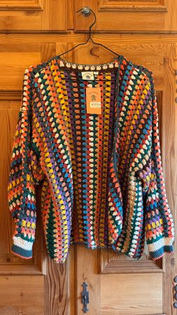 Handgehäkelte Jacke, neu mit Etikett