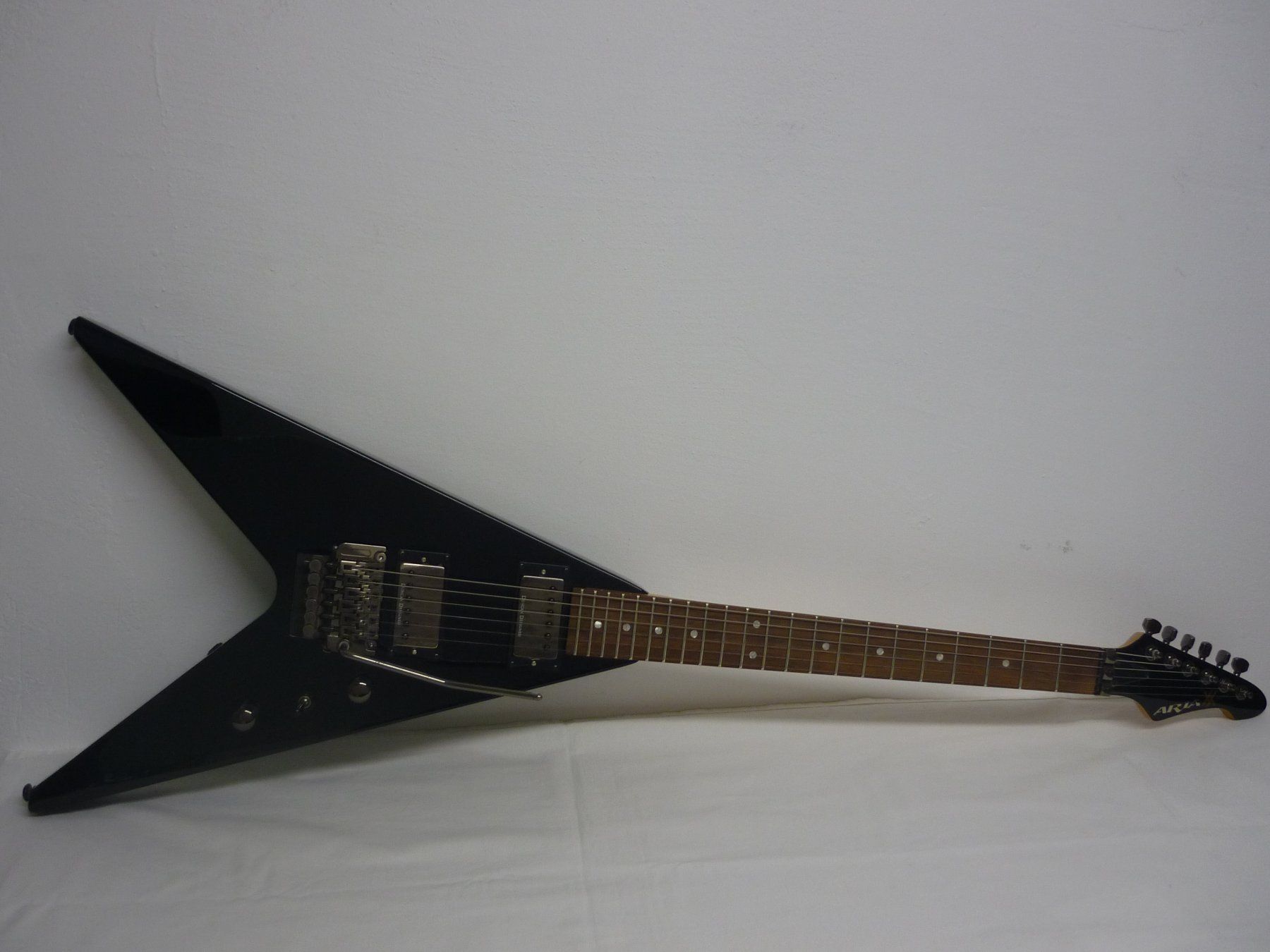 Strumenti musicali: E-Gitarre ARIA XX Series Flying V – Usato da Maienfeld venduto da John13 1