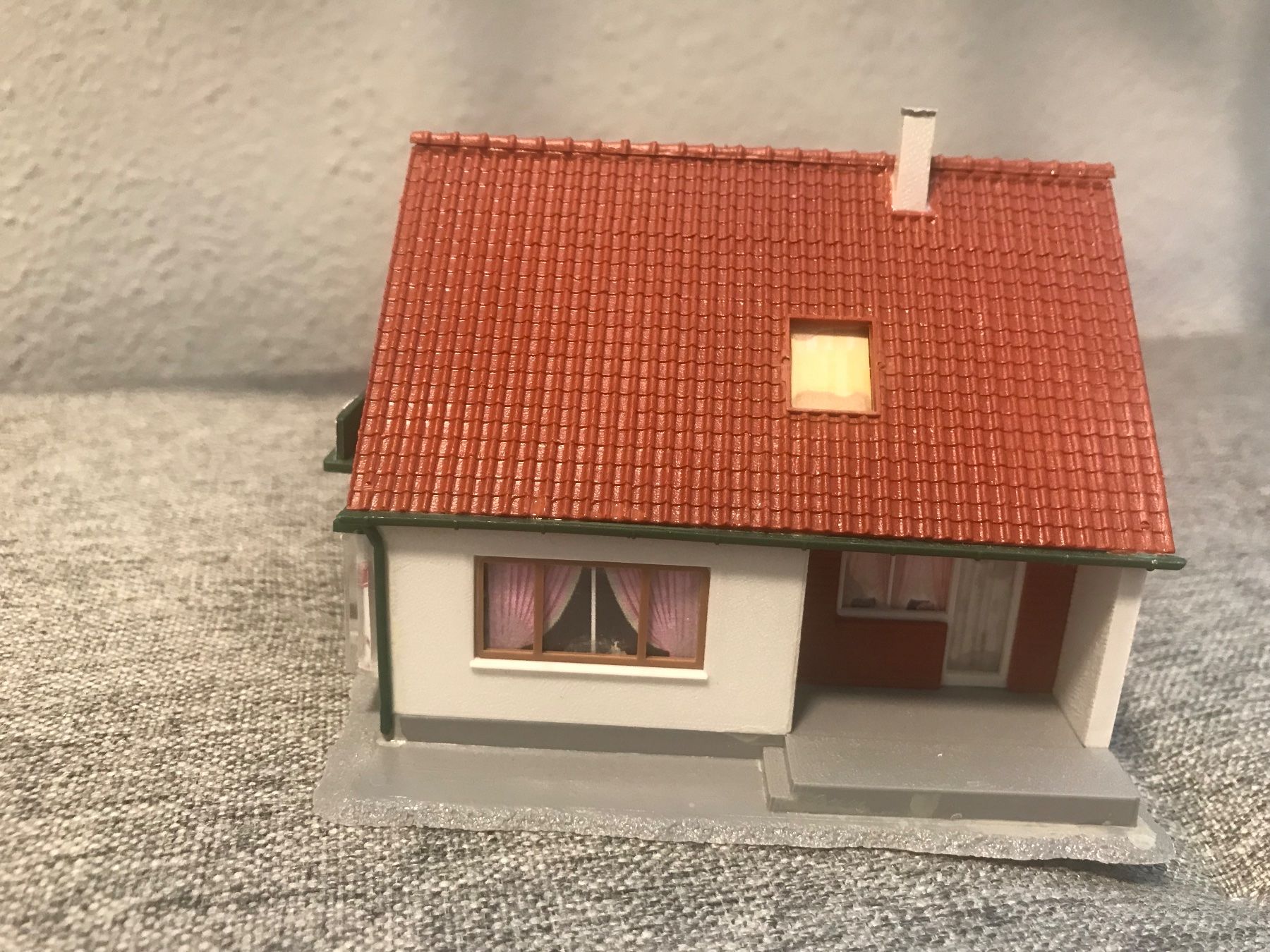 Kibri Modellini di ferrovie: Kibri H0 Einfamilienhaus mit Drogerie – Usato da Opfikon venduto da Sonnenuntergang12 2