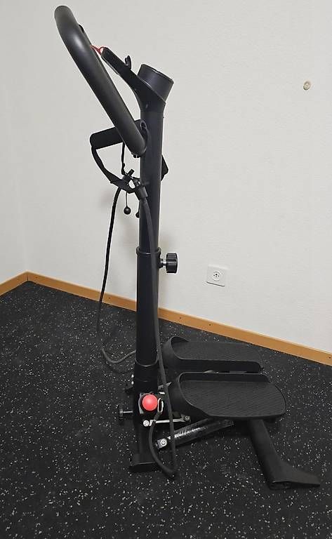 Hometrainer: Stepper wie neu  mit Display, Bändern & Rollen – Usato da Schaffhausen venduto da Uran10 5
