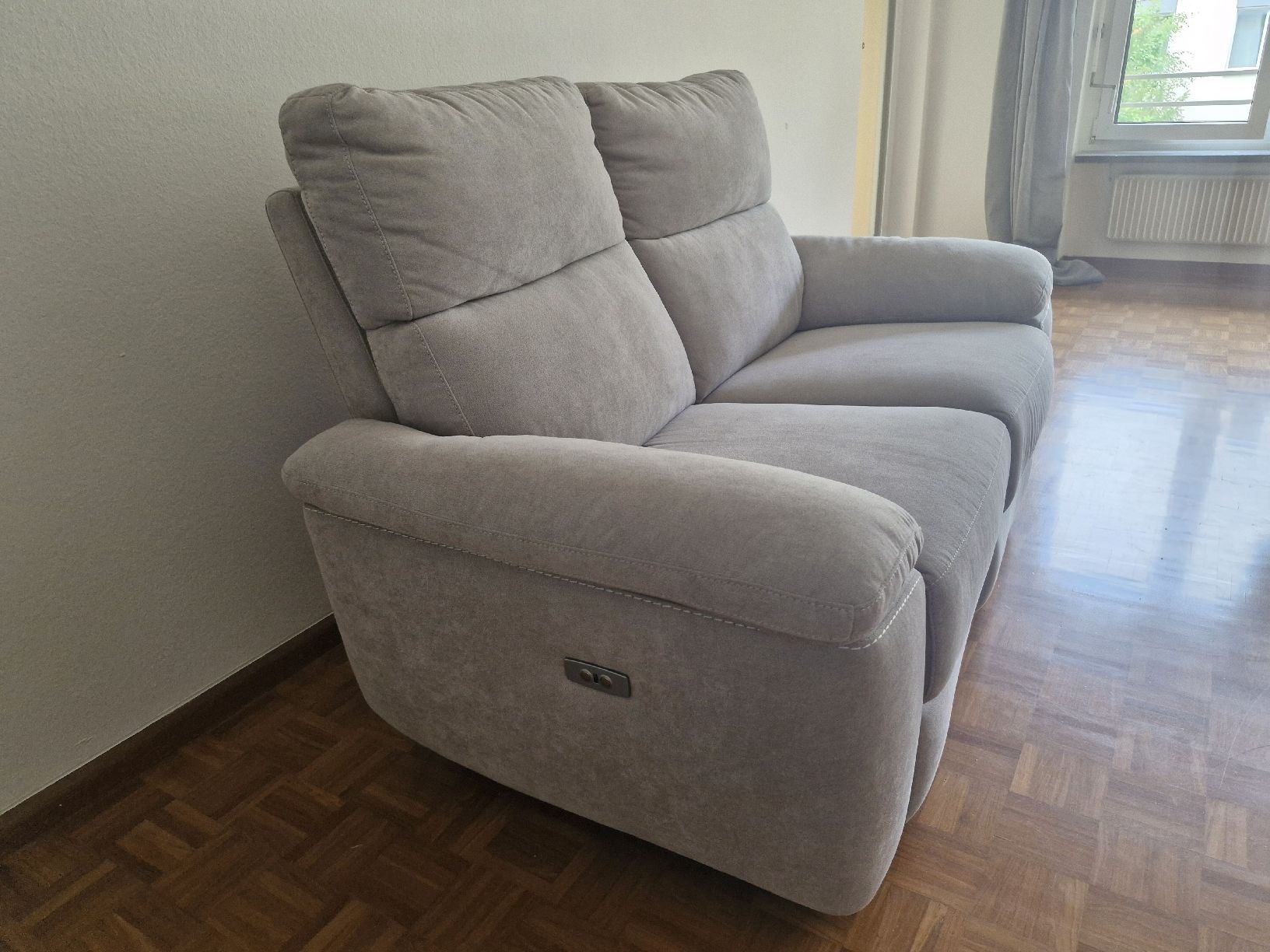 Divani: 2 seater sofa electric recliner. Perfect condition. – Nuovo (secondo la descrizione) da Allschwil venduto da leo_tm75 2