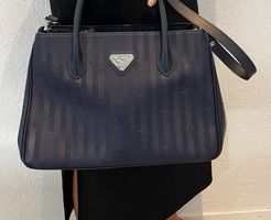 Tasche Dunkelblau mit silbernen Emblem