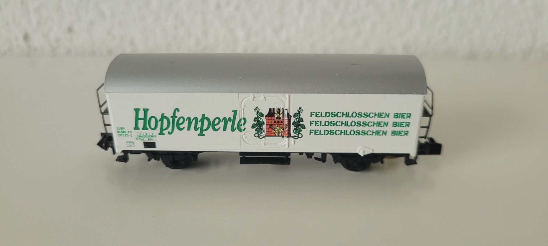 Arnold Modellini di ferrovie: Feldschlösschen Hopfenperle Bierwagen – Usato da Wittenbach venduto da Hase113 3