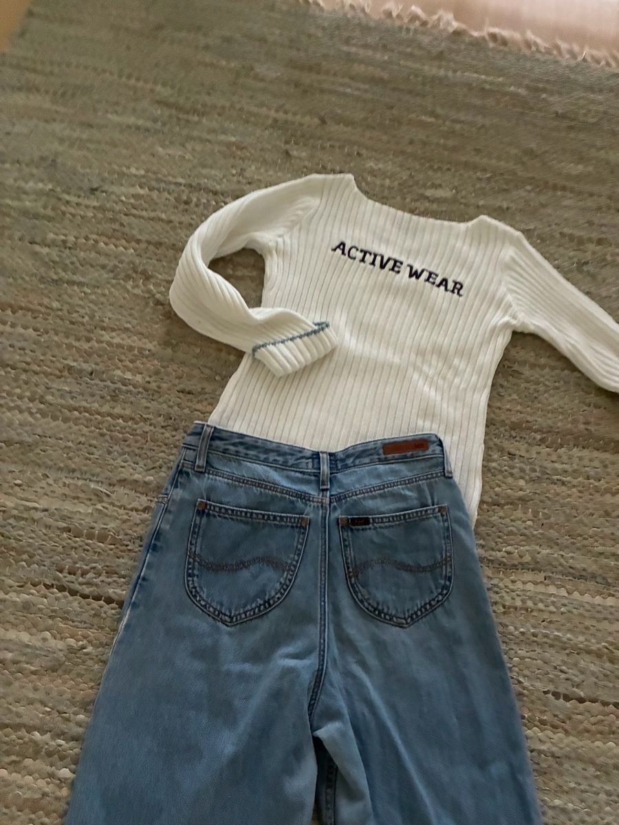 Lotti di vestiti: Lee Jeans blau und weisser Pullover. Gr. S – Usato da Dübendorf venduto da mar_s66c 2