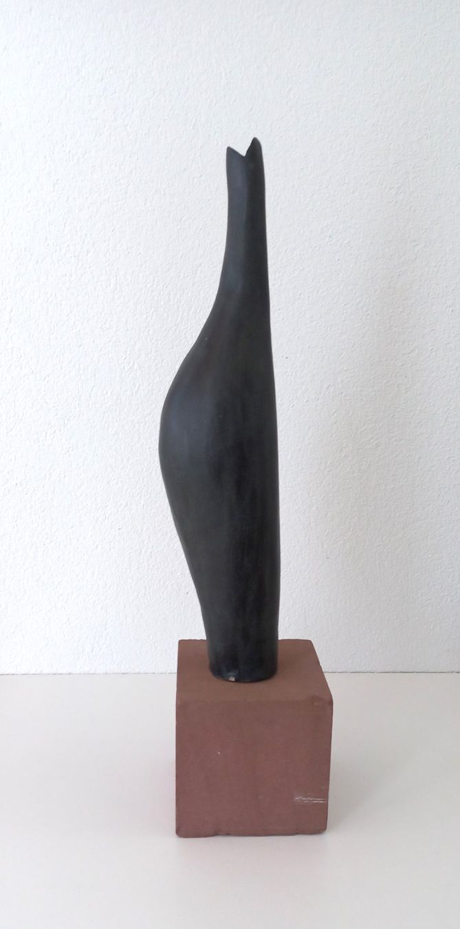 Skulpturen & Statuen: Zoomorphe Keramikskulptur auf Sockel – Gebraucht aus Bévilard von Orscha