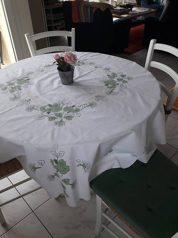 Tessuti: Nappe de table ronde brodée – Usato da Lutry venduto da mig_w7wf