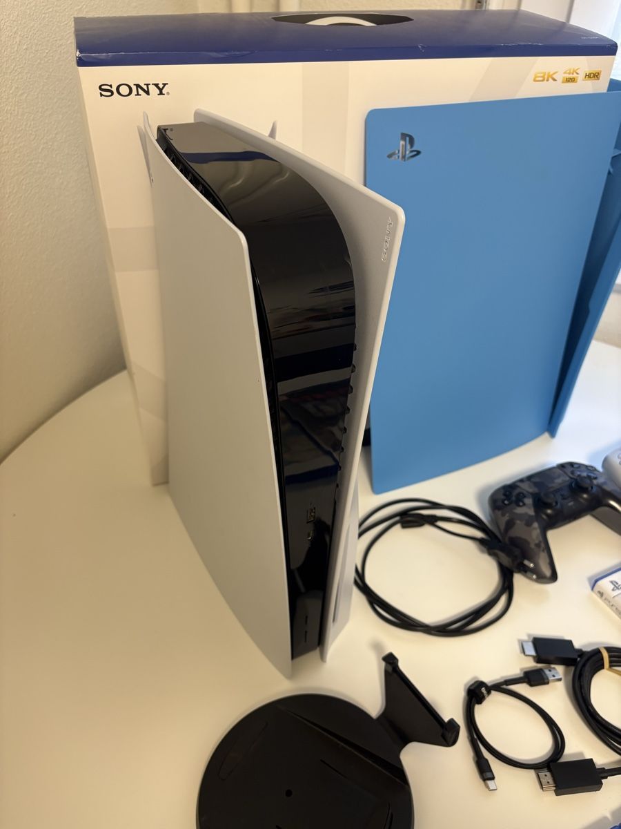 Sony Console: Ps5 disc édition - 2 controller- 5 jeux- Cover bleu Sony – Usato da Lausanne venduto da Lemanchot 1