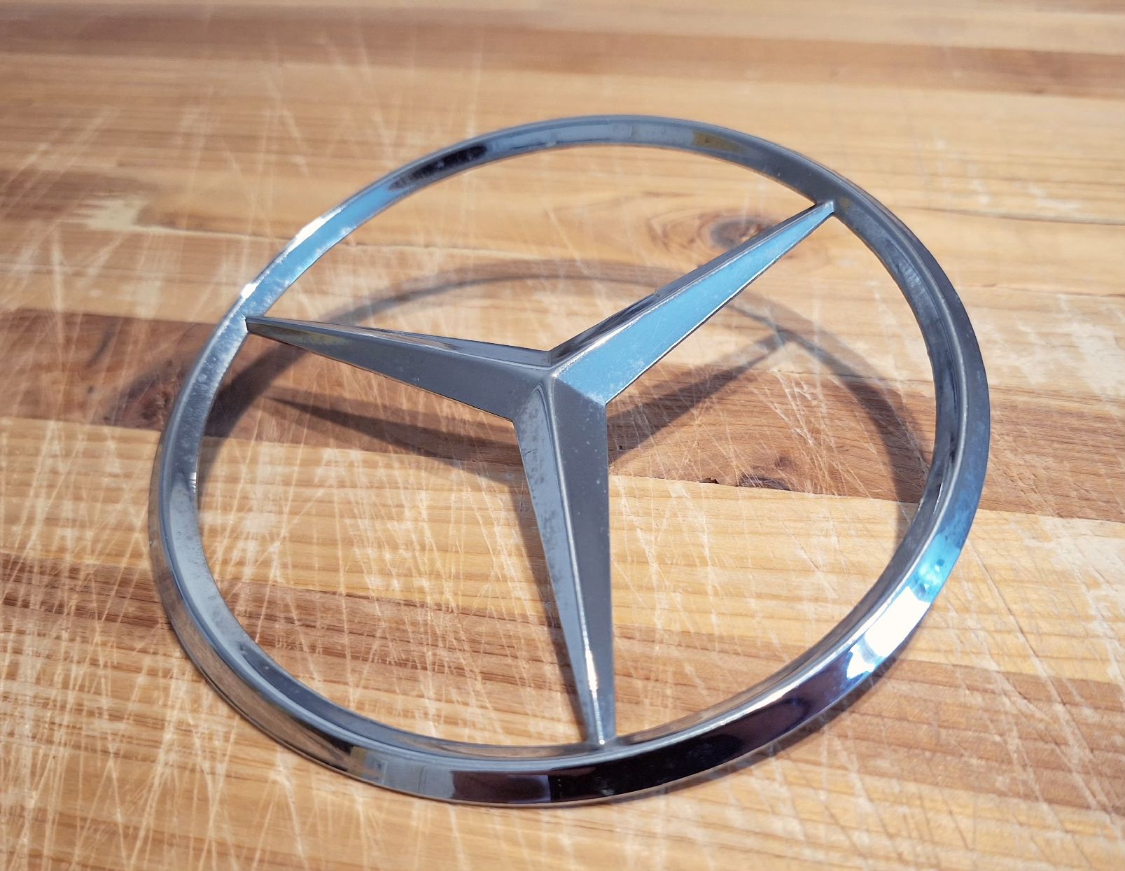 Mercedes-Benz Tutti pezzi di ricambio auto: Mercedes Benz W123 Emblem – Usato da Triesen venduto da BLACKSHEEP75 2