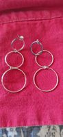 1 paire de boucles d’oreilles argentées