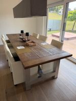 Schöner grosser Esstisch mit stylischem Unterbau
