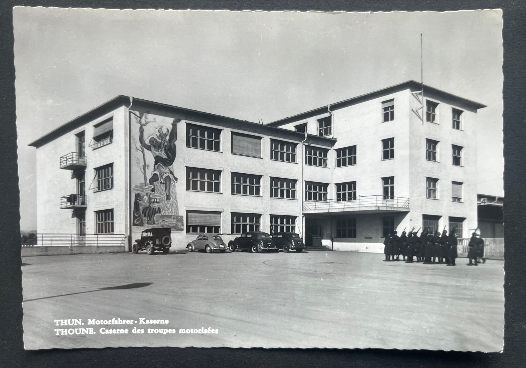 Cartoline postali: THUN. Motorfahrer - Kaserne / ca, 1950, Oldtimer Autos – Usato da Wabern venduto da DaxKarten-75