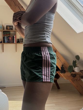 Shorts gruen mit rosa Streifen Groesse M
