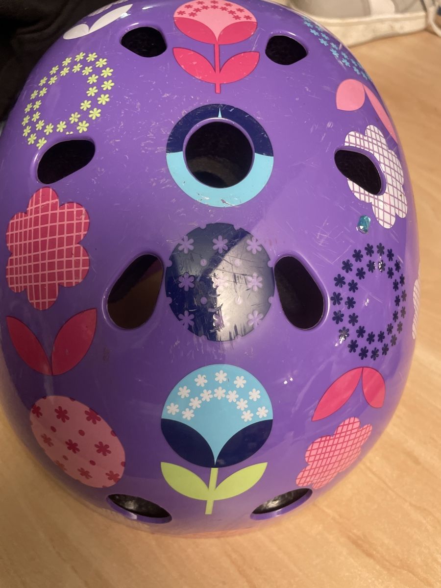 Micro Helme: Micro Mädchen Velo Helm Grösse 48-53 cm, Lila, Blumenmuster – Gebraucht aus Obergerlafingen von cabo4 4