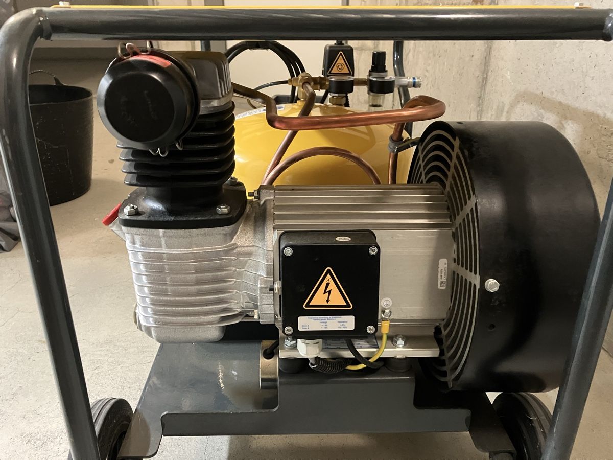 Kaeser Compressori: Kompressor Kaeser Premium car 350 / 30W – Usato da Bülach venduto da daedalus 1
