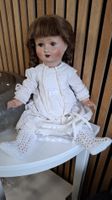 Puppe mit weissem Kleid und Perlenkette guter Zustand
