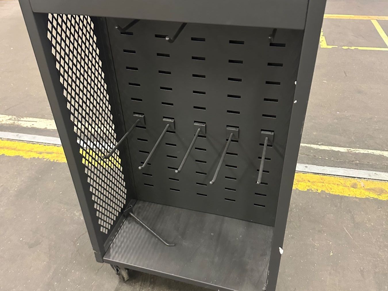 Altro in Decorazioni & Accessori: Metall-Display / Verkaufsständer mit Rollen – Usato da Pfungen venduto da PapaJoy17 2