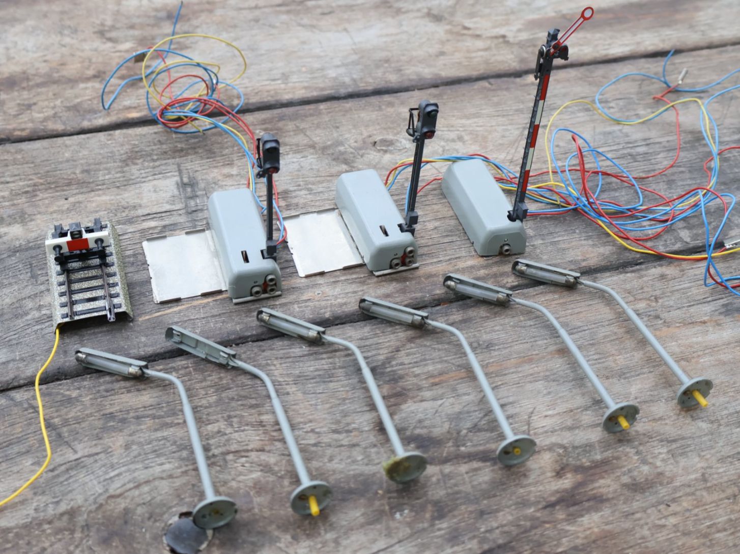 Märklin Modellini di ferrovie: Märklin 10 x Signal/Laterne/Prellbock Set - H0 – Usato da Winterthur venduto da Monstera
