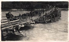 Pontonierbrücke. Soldaten beim Überqueren